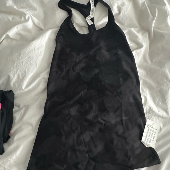 Camisole lululemon camo. Neuves .Tissu respirant et confortable. Moulant - Picture 1 of 6
